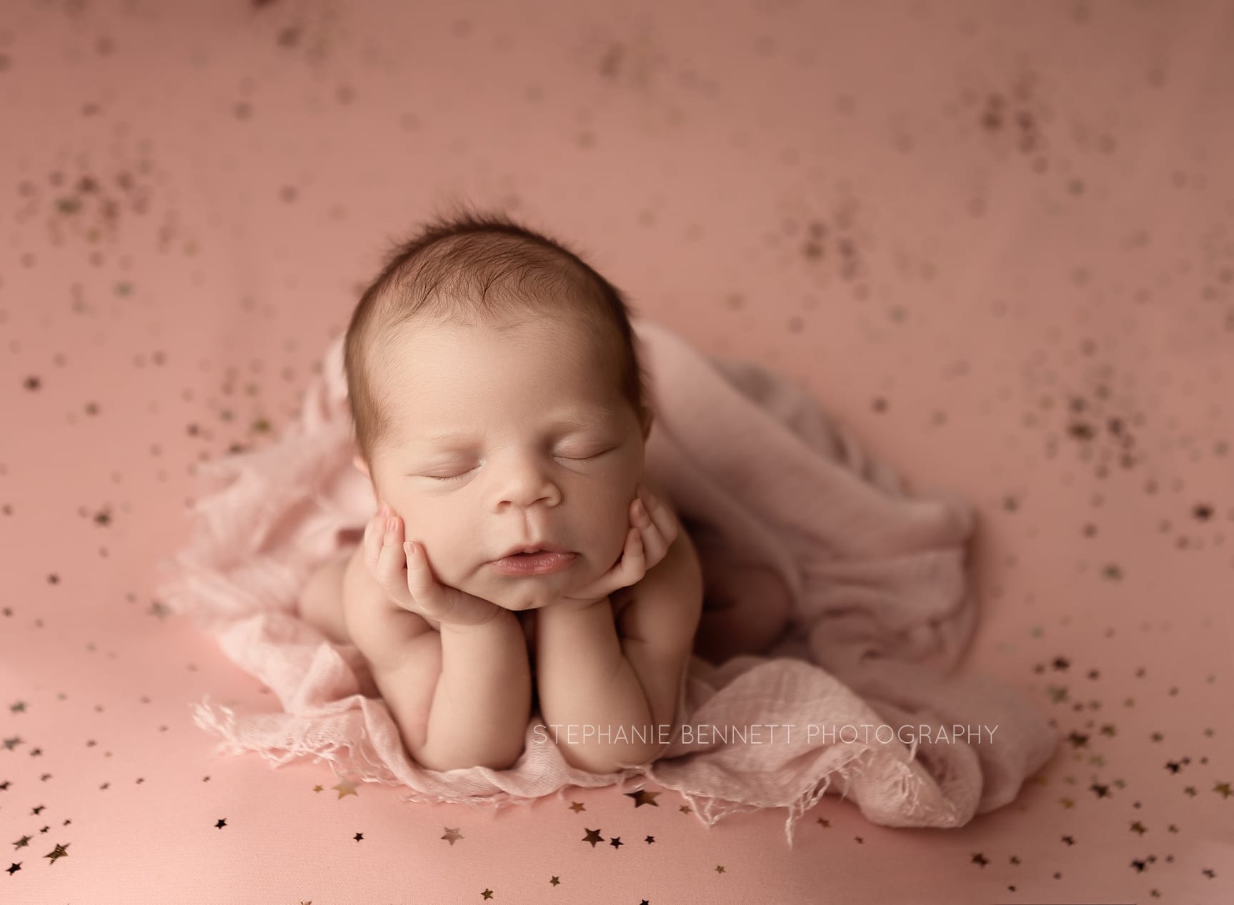 Newborn photography lakeville mn froggy pose star backdrop pink