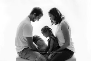 most popular newborn poses with parents