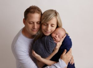 most popular newborn poses with parents